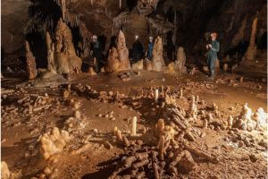 Neanderthal assemblages of speleofacts in Bruniquel Cave Neanderthal speleothem structures at Bruniquel Cave from the Mousterian culture